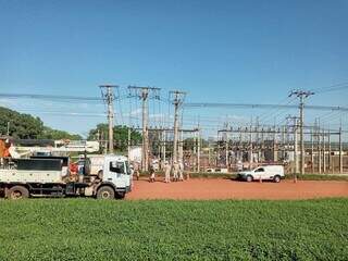 Técnicos da Energisa no local onde ocorreu o incêndio (Foto: Sidney Assis, de Coxim)