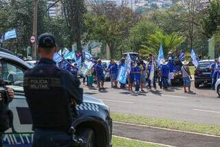 Policiais militares acompanham bandeirada de candidatos no primeiro turno das eleições, nos Altos da Afonso Pena, na Capital. (Foto: Henrique Kawaminami)