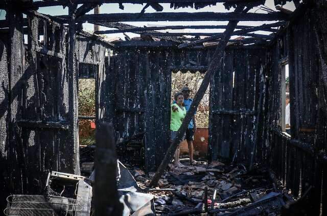 &ldquo;Fiquei s&oacute; com a roupa do corpo&rdquo;, diz idosa que teve a casa destru&iacute;da pelo fogo