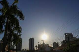Sol brilha forte logo no início desta manhã na Capital (Foto: Henrique Kawaminami)