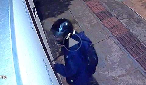Ap&oacute;s horas tentando invadir casas, homens &quot;fazem limpa&quot; em resid&ecirc;ncia na Capital