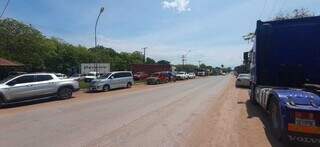 Caminhões no acostamento, aguardando liberação da fronteira (Foto: De Paula News)