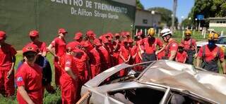 Crianças durante aula expositiva sobre salvamento veicular. (Foto: Divulgação/Corpo de Bombeiros Militar)