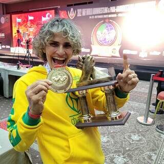 Crhis Regiane com uma medalha de ouro e o troféu do Brasil no Mundial da Turquia (Foto: Divulgação)