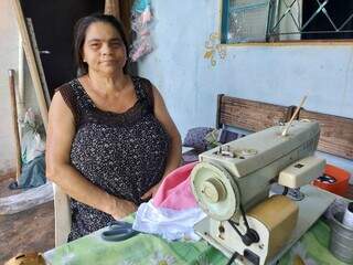 Máquina doada para fazer roupas da filha segue em funcionamento. (Foto: Aletheya Alves)