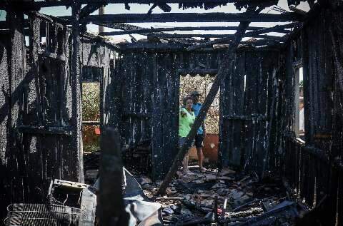 “Fiquei só com a roupa do corpo”, diz idosa que teve a casa destruída pelo fogo