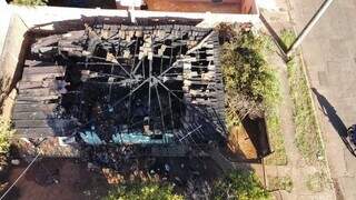 Imagem com drone mostra como ficou a casa após o incêndio (Foto: Vinicius Santana) 