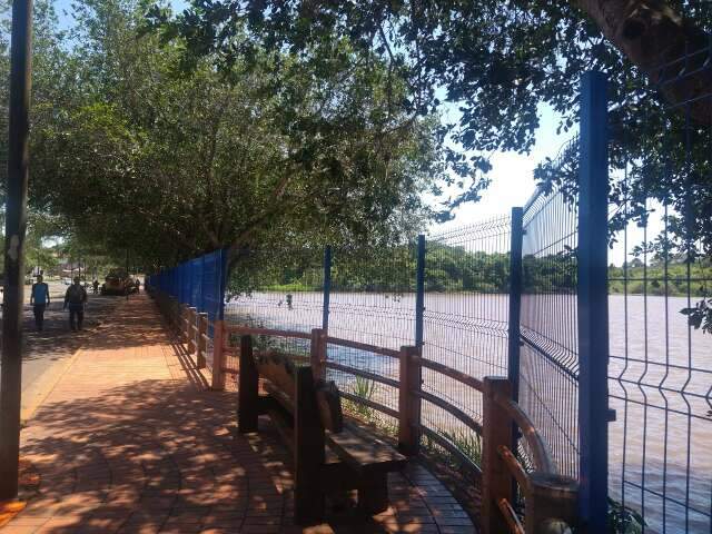 Lago do Amor recebe grades para proteger animais e evitar ac&uacute;mulo de lixo