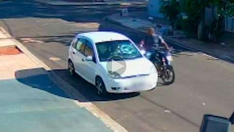 V&iacute;deo mostra homem quebrando para-brisa do carro da ex ap&oacute;s persegui-la
