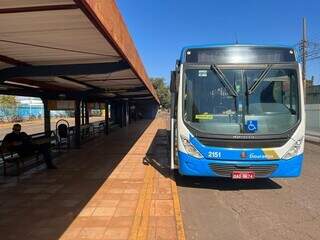 Ônibus do transporte urbano parado no terminal de transbordo de Dourados (Foto: Divulgação)