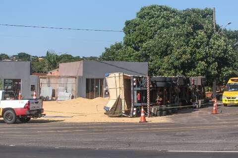 Motorista perde controle de dire&ccedil;&atilde;o e carreta carregada de soja tomba 