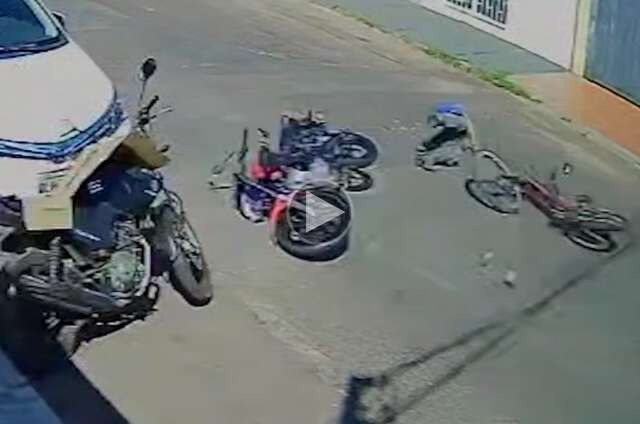 Imagem mostra motociclista derrapando no asfalto ap&oacute;s acidente