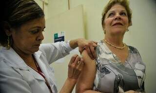 Paciente sendo imunizada contra a Infuenza (Foto: Reprodução/Agência Brasil)