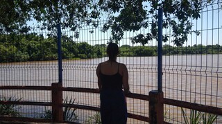 De Cuiabá, Mariana Santana, de 26 anos, conhece pela primveira vez o Lago do Amor (Foto: Izabela Cavalcanti)