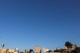 Céu aberto nesta manhã em Campo Grande (Foto: Henrique Kawaminami)