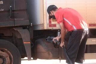 Frentista abastece caminhão com diesel em posto de combustível na Capital. (Foto: Marcos Maluf)