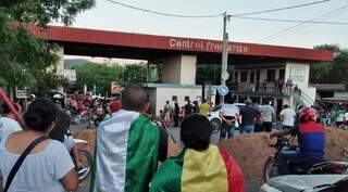Manifestantes bolivianos em frente a aduana em Puerto Quijarro. (Foto: Capital do Pantanal)