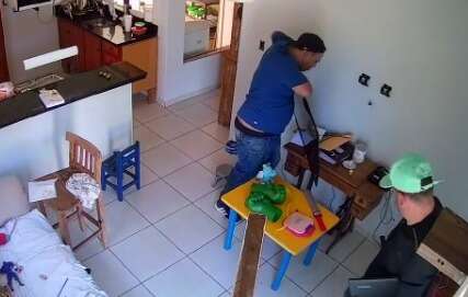 V&iacute;deo: sem se importarem com c&acirc;meras, ladr&otilde;es furtam casa em plena luz do dia