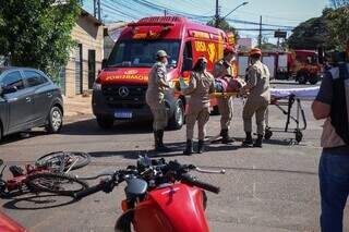 Imagem mostra motociclista derrapando no asfalto ap&oacute;s acidente