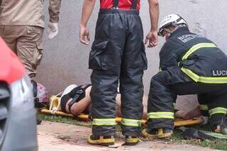 Mulher sendo socorrida pelos bombeiros após ser atropelada. (Foto: Marcos Maluf)