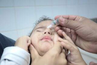 A child receives a dose of childhood paralysis vaccine at a health center in the capital.  (Photo: Marcos Maluf)