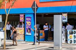 Comércio aberto no Centro de Campo Grande; setor é o que mais emprega no Estado. (Foto: Henrique Kawaminami)