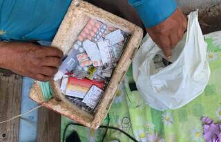 José mostra caixa e sacola com medicamentos que toma diariamente, (Foto: Ângela Kempfer)