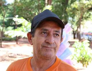 Isac Barbosa, pipoqueiro na praça Ari Coelho, em Campo Grande (Foto: Paulo Francis)