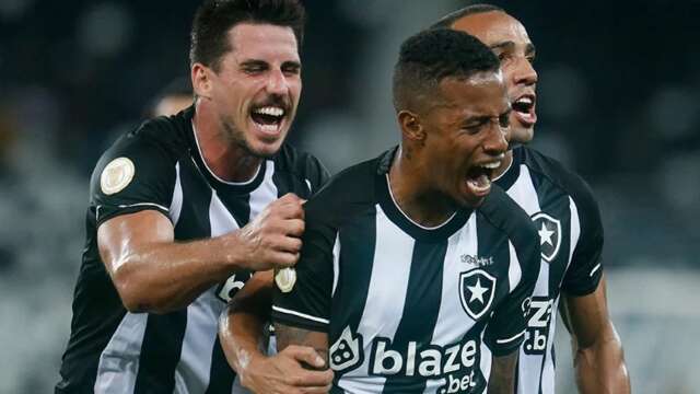 Botafogo vence Bragantino e segue vivo na briga por uma vaga na Libertadores