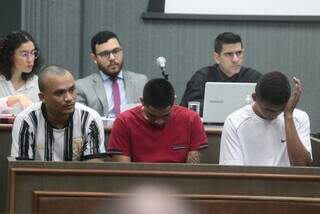 Josiel (listrado), Matheus (vermelho) e Lucas (branco), julgados por morte no Tribunal do Crime. (Foto: Marcos Maluf)