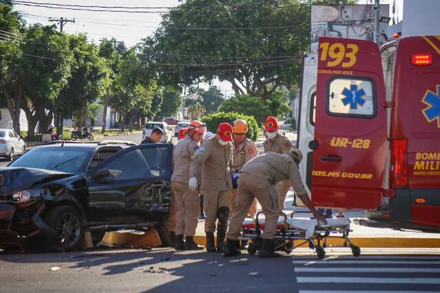 De novo: acidente deixa 2 mulheres feridas em cruzamento com sem&aacute;foro 