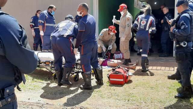 Mulher morre e homem fica gravemente ferido ao serem baleados na porta de casa