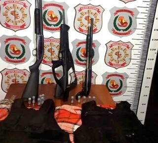 Escopetas, carabina e coletes à prova de bala apreendidos hoje na fronteira com MS (Foto: Divulgação)