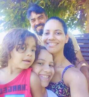 Edylaine com o marido e filhos (Foto: Direto Das Ruas)