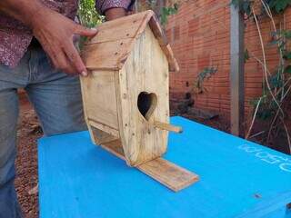 Casa para passarinhos foi um dos novos modos que artesão encontrou. (Foto: Aletheya Alves)
