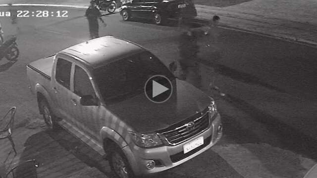 V&iacute;deo mostra rapaz fugindo da PM ap&oacute;s cair de moto no Carioca 