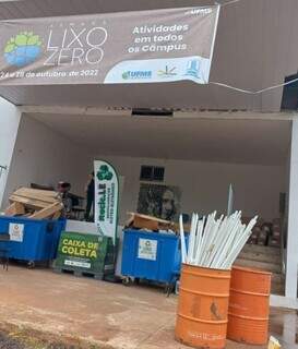 Lixeiras para coleta da &#39;Semana do Lixo Zero&#39; na UFMS (Foto: Divulgação)