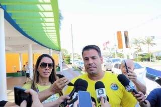 Iara Diniz, ao lado do marido, Capitão Contar (PRTB), no dia 2 de outubro, o primeiro turno das eleições. (Foto: Paulo Francis/Arquivo)