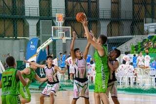 Time de basquete de MS, de uniforme verde, em quadra (Foto: Paulo Palhares/CRE-Três Lagoas)