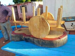 Ele também produz carros de boi com madeira. (Foto: Aletheya Alves)