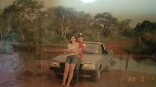 Jovens Mônica e Eduardo abraçados em frete a um veículo nas estradas de terra da Sapé Agro. (Foto: Arquivo pessoal)
