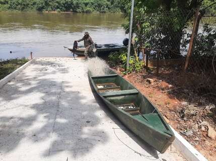 Pescador foge da PMA ao ser flagrado pescando usando rede no rio Taquari