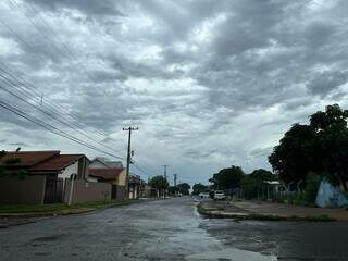 Rua de Dourados molhada após chuva leve no início da manhã (Foto: Helio de Freitas)