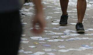 Espalhar santinhos nas ruas perto de seções eleitorais é crime eleitoral. (Foto: Arquivo)