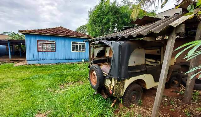 Sob tarumã, quintal guarda Jeep de 66 anos e casa feita à várias mãos