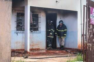 Durante discussão e atropelamento, casa foi incendiada (Foto: Marcos Maluf)