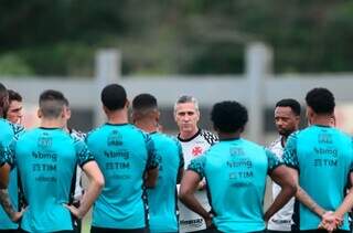 Técnico Jorginho, ao centro, conversa com jogadores em treino (Foto: Vasco/Divulgação)