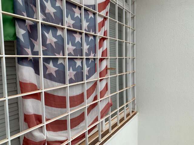 Bandeira na janela é parte de história que começou em padaria de infância