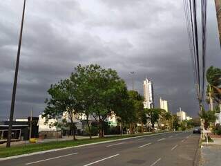 Céu escuro visto da Avenida Afonso Pena, na Capital (Foto: Simão Nogueira)