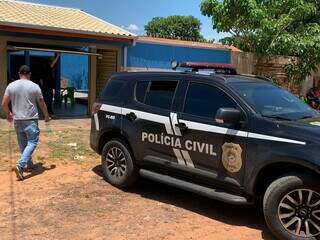 Viatura da Polícia Civil em frente de residência na região das Moreninhas (Foto: Dayene Paz)